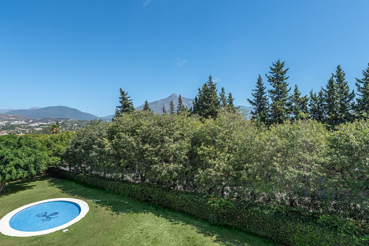 4 Bed Apartment for sale in Nueva Andalucía Costa Del Sol, Málaga, Spain