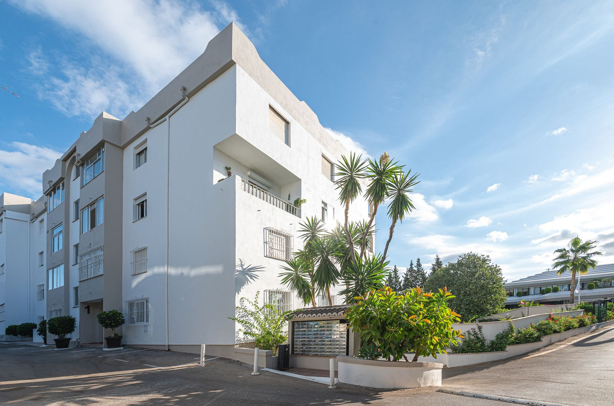 4 Bed Apartment for sale in Nueva Andalucía Costa Del Sol, Málaga, Spain