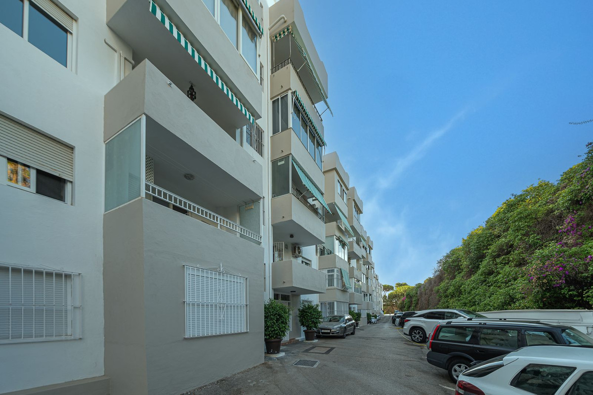 4 Bed Apartment for sale in Nueva Andalucía Costa Del Sol, Málaga, Spain