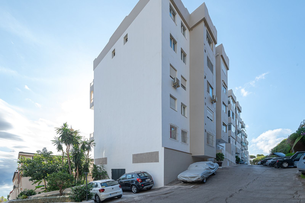 4 Bed Apartment for sale in Nueva Andalucía Costa Del Sol, Málaga, Spain