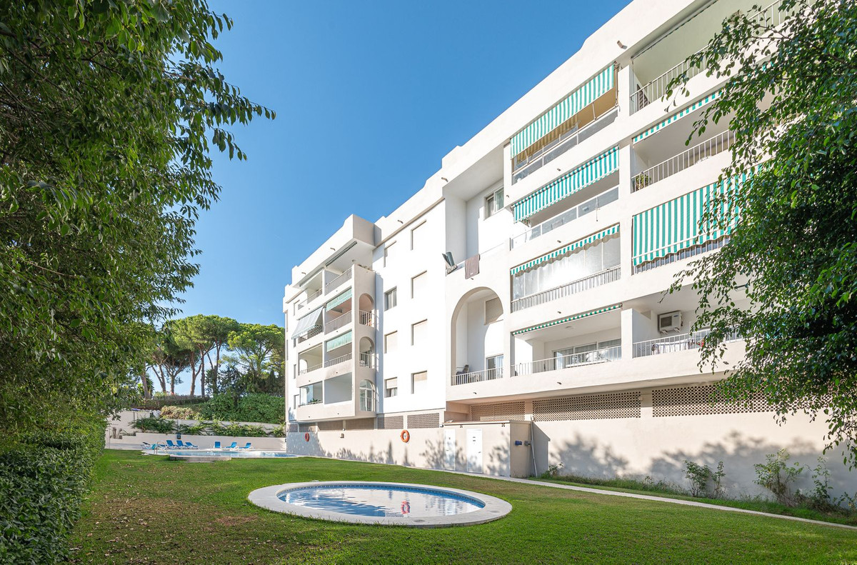 4 Bed Apartment for sale in Nueva Andalucía Costa Del Sol, Málaga, Spain