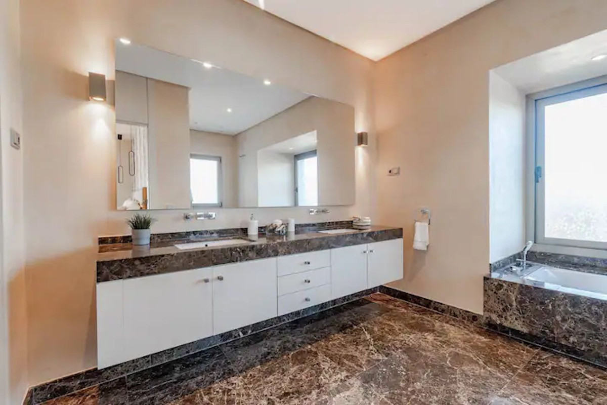 Se vende Villa - Chalet de 5 dormitorios en Costa Del Sol, Málaga, España
