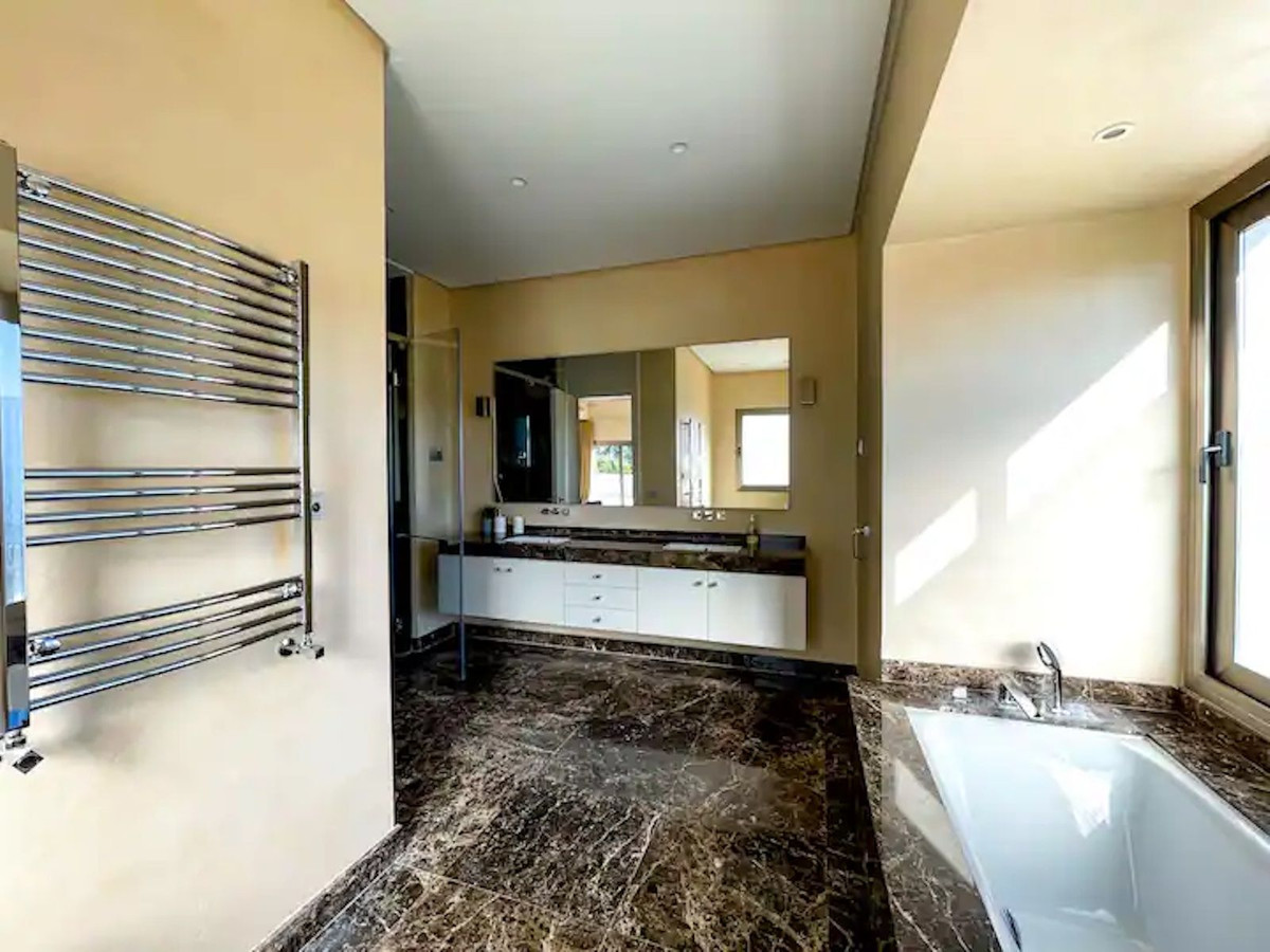 Se vende Villa - Chalet de 5 dormitorios en Costa Del Sol, Málaga, España