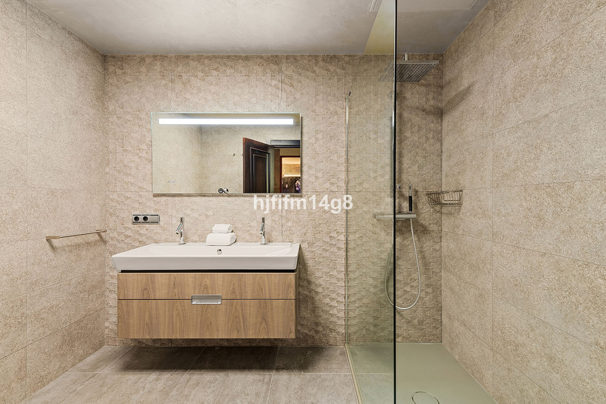 Se vende Villa - Chalet de 5 dormitorios en Costa Del Sol, Málaga, España