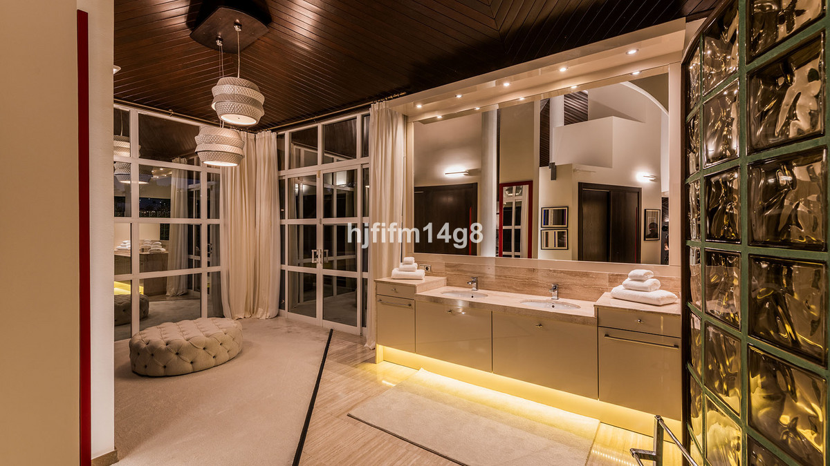 Se vende Villa - Chalet de 5 dormitorios en Costa Del Sol, Málaga, España