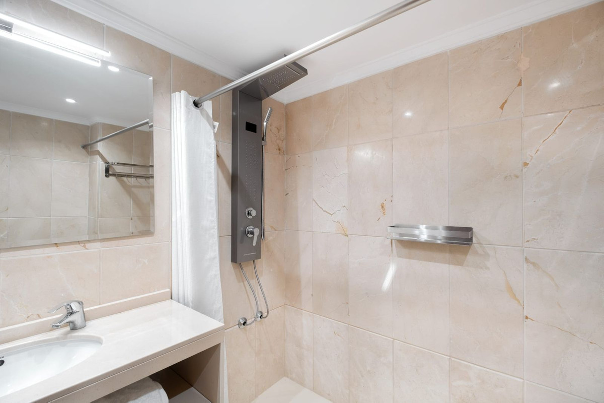 Se vende Apartamento Planta Media de 2 dormitorios en Costa Del Sol, Málaga, España