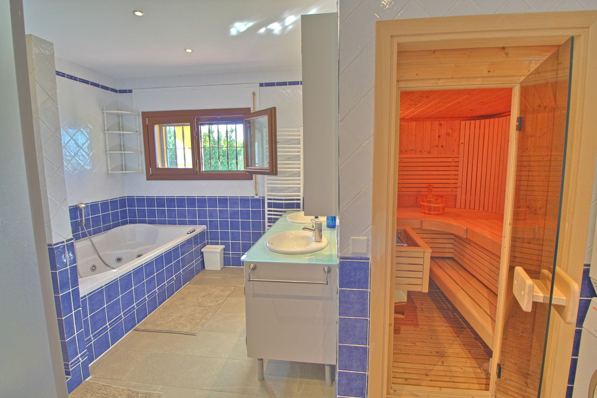 Se vende Finca - Cortijo de 5 dormitorios en Costa Del Sol, Málaga, España