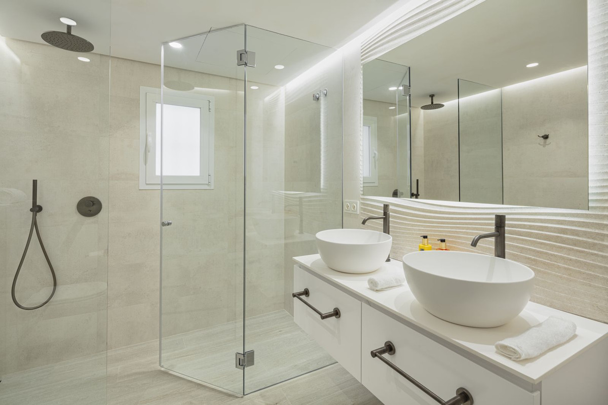 3 Bed Apartment for sale in The Golden Mile Costa Del Sol, Málaga, Spain