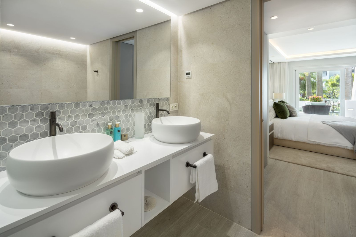 3 Bed Apartment for sale in The Golden Mile Costa Del Sol, Málaga, Spain
