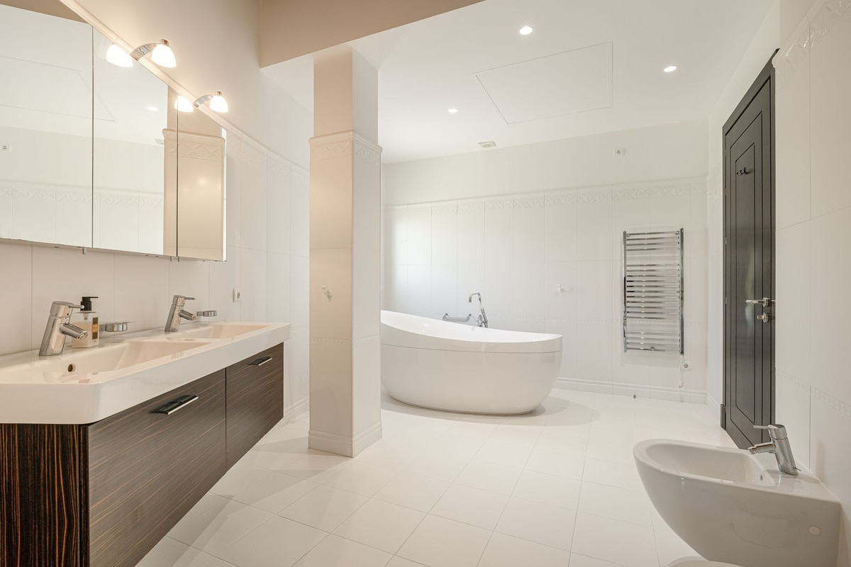 8 Bed Townhouse for sale in Los Flamingos Costa Del Sol, Málaga, Spain