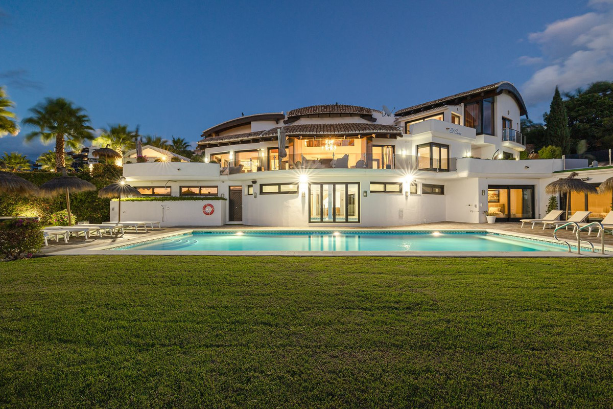 8 Bed Townhouse for sale in Los Flamingos Costa Del Sol, Málaga, Spain