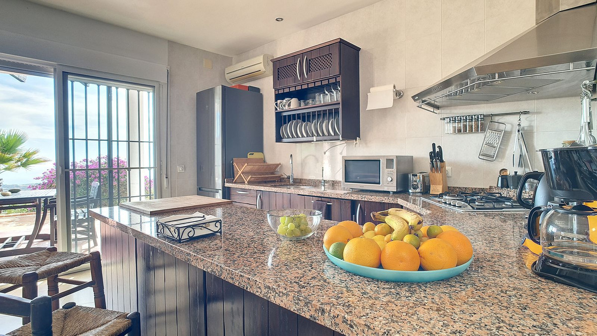 3 Bed Townhouse for sale in Arenas Costa Del Sol East, Málaga, Spain