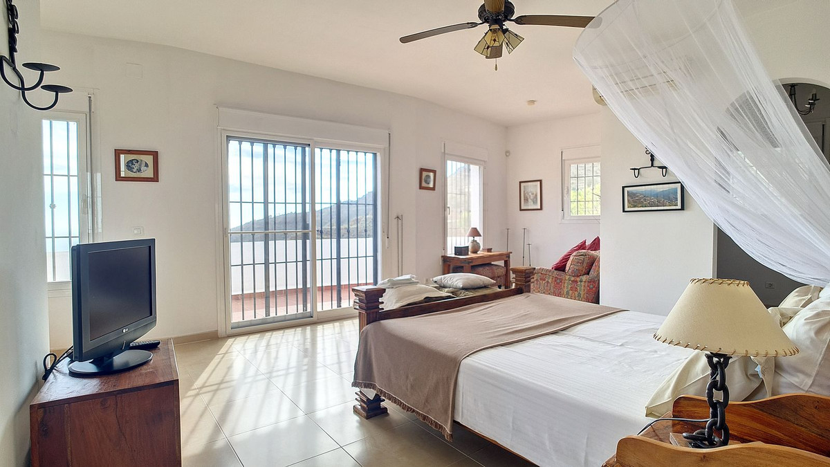 3 Bed Townhouse for sale in Arenas Costa Del Sol East, Málaga, Spain