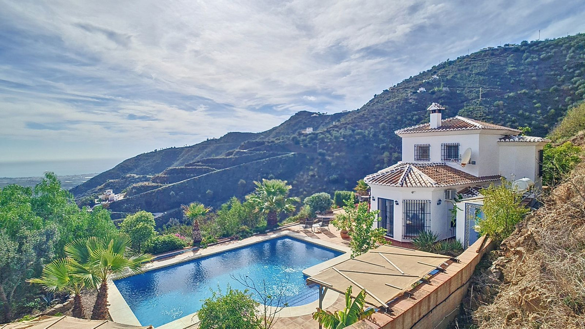3 Bed Townhouse for sale in Arenas Costa Del Sol East, Málaga, Spain