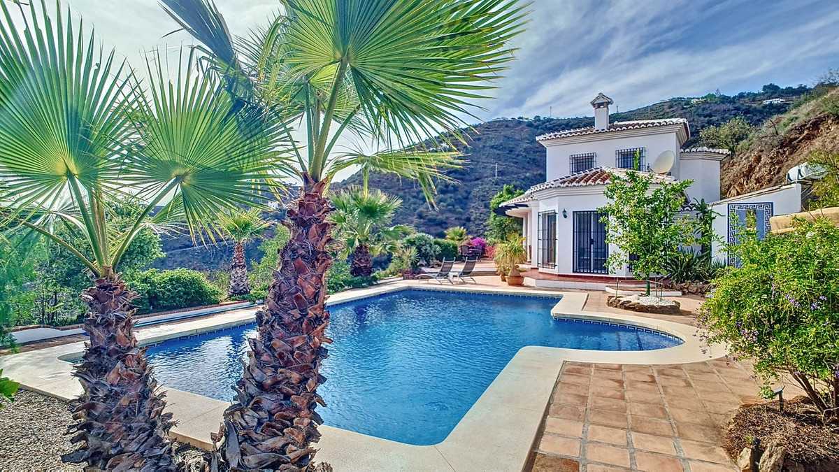 3 Bed Townhouse for sale in Arenas Costa Del Sol East, Málaga, Spain