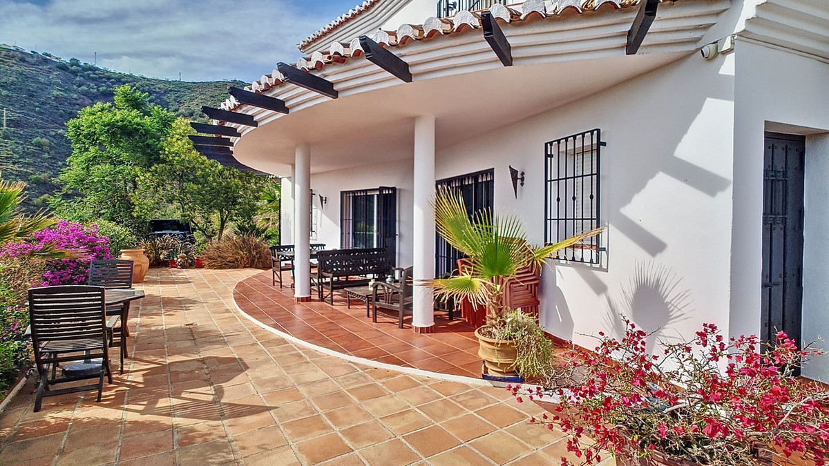 3 Bed Townhouse for sale in Arenas Costa Del Sol East, Málaga, Spain