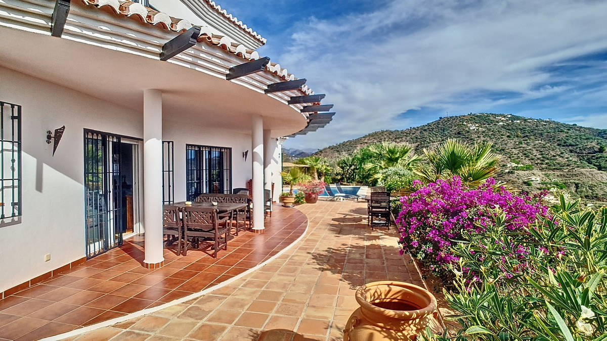 3 Bed Townhouse for sale in Arenas Costa Del Sol East, Málaga, Spain
