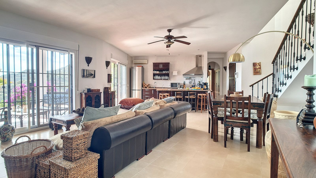 3 Bed Townhouse for sale in Arenas Costa Del Sol East, Málaga, Spain