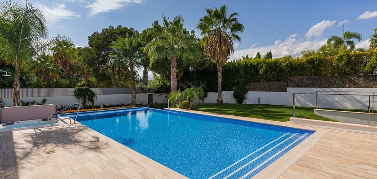 7 Bed Townhouse for sale in Nueva Andalucía Costa Del Sol, Málaga, Spain