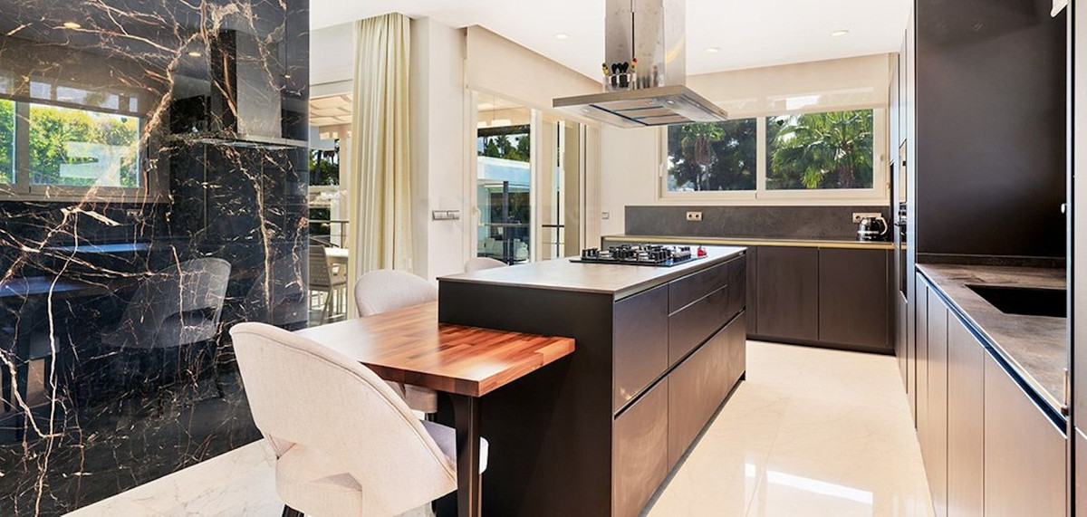 7 Bed Townhouse for sale in Nueva Andalucía Costa Del Sol, Málaga, Spain