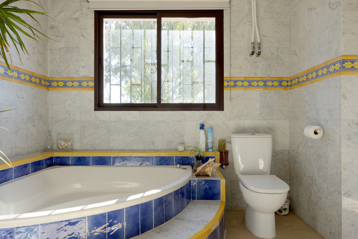 Se vende Villa - Chalet de 4 dormitorios en Costa Del Sol, Cadiz, España