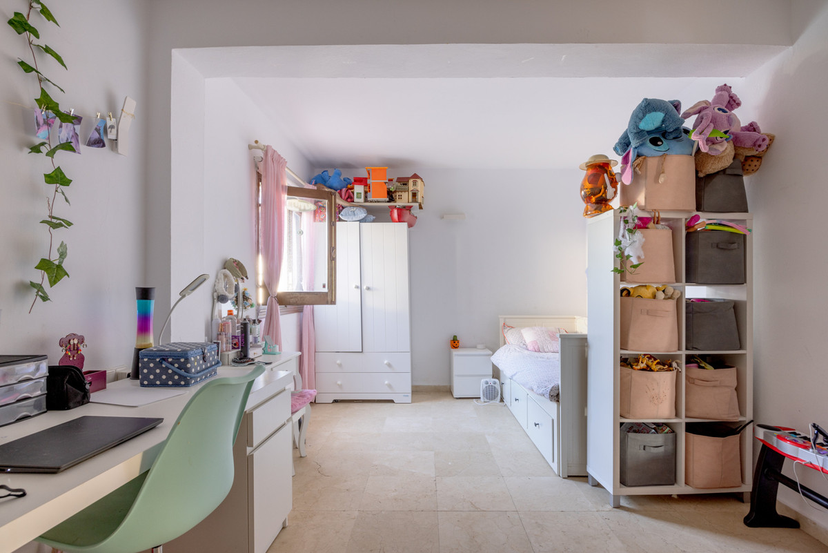 Se vende Villa - Chalet de 4 dormitorios en Costa Del Sol, Cadiz, España