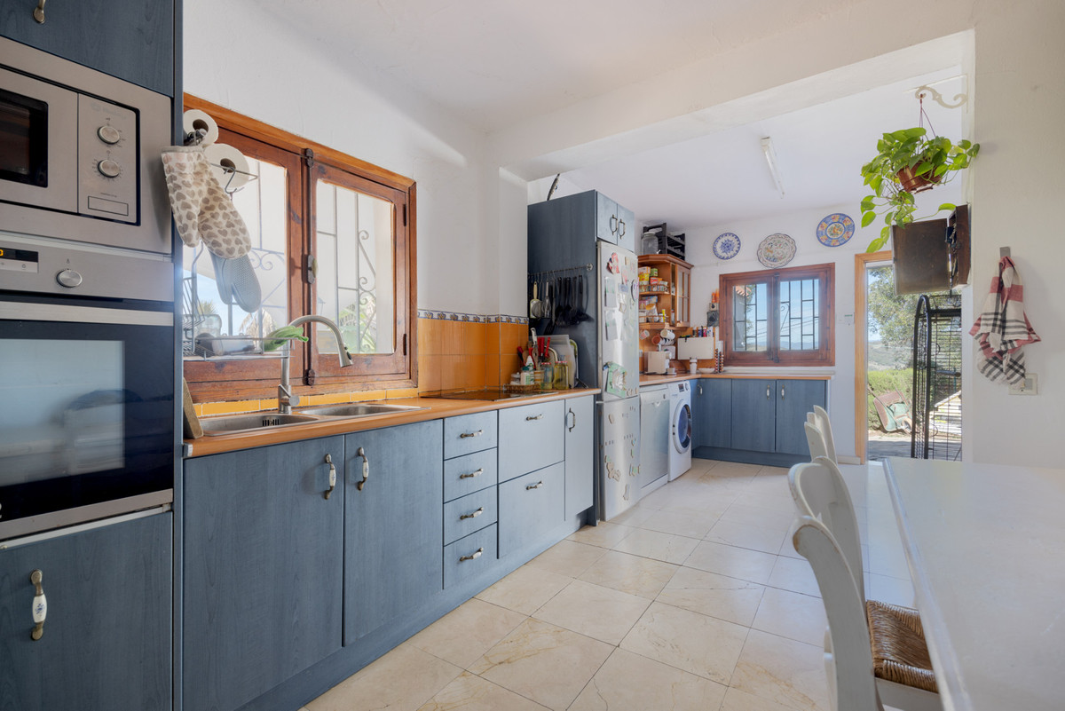 Se vende Villa - Chalet de 4 dormitorios en Costa Del Sol, Cadiz, España