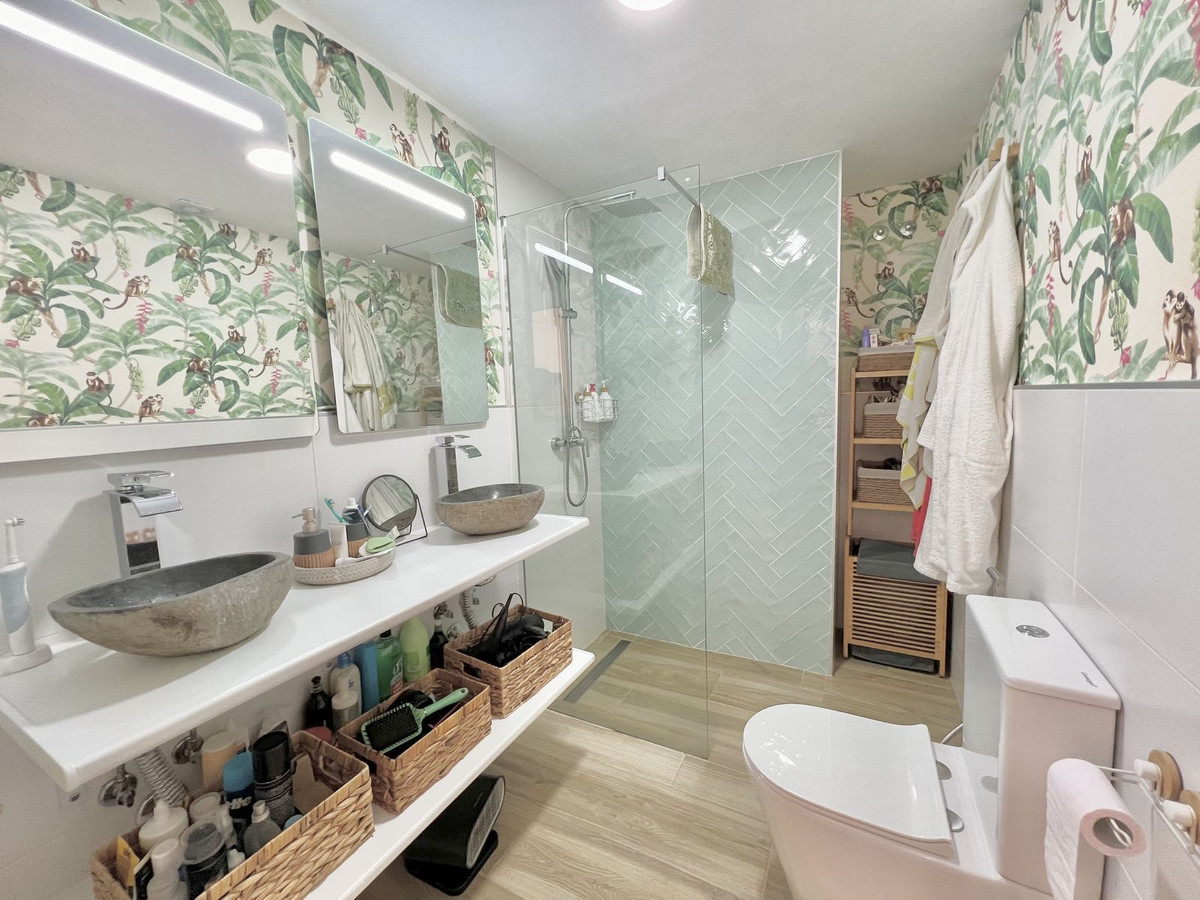 Se vende Apartamento Planta Media de 2 dormitorios en Costa Del Sol, Málaga, España