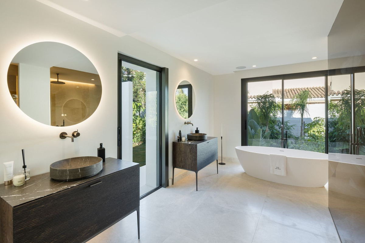 Se vende Villa - Chalet de 5 dormitorios en Costa Del Sol, Málaga, España