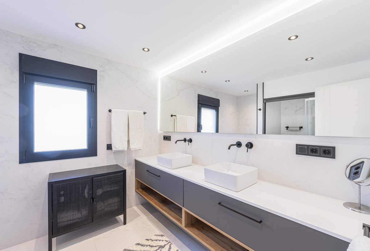 Se vende Villa - Chalet de 5 dormitorios en Costa Del Sol, Málaga, España