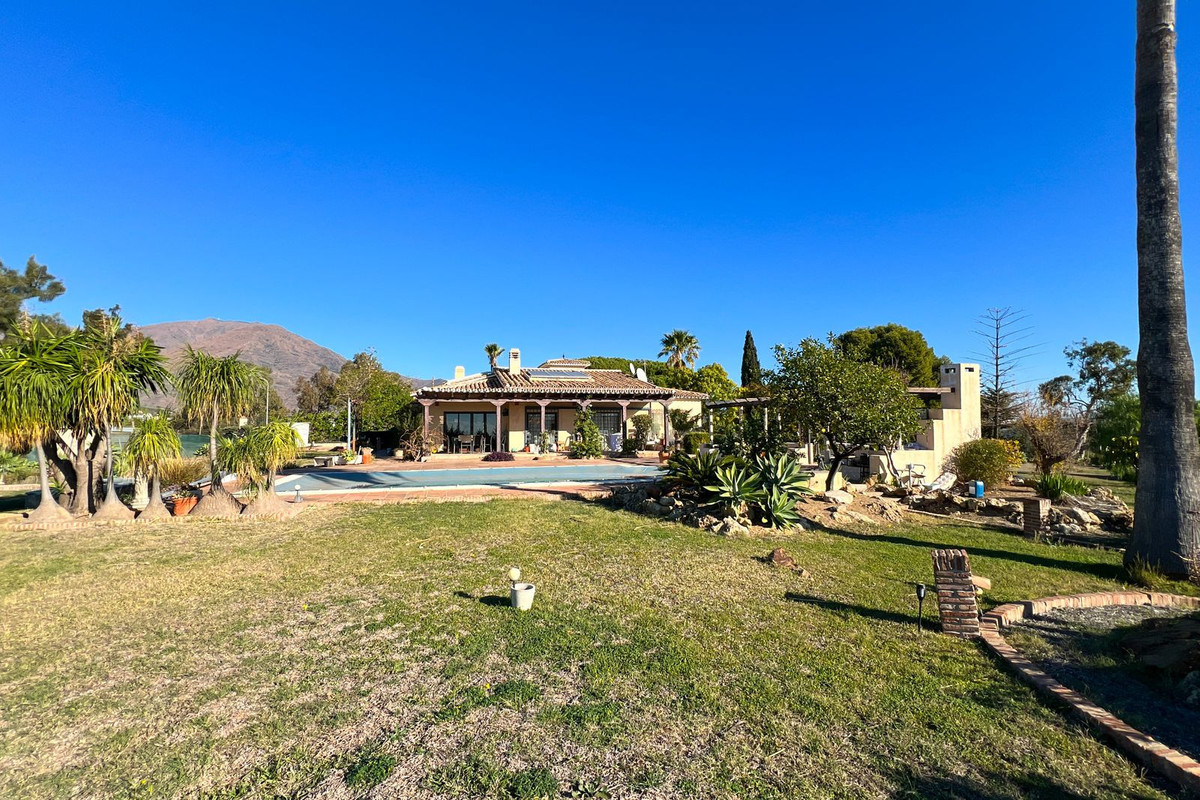 4 Bed Townhouse for sale in Estepona Costa Del Sol, Málaga, Spain