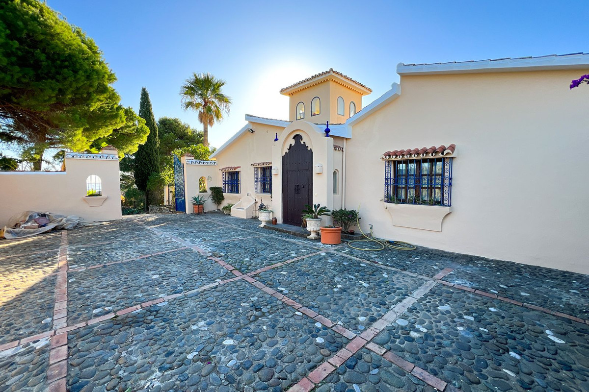 4 Bed Townhouse for sale in Estepona Costa Del Sol, Málaga, Spain