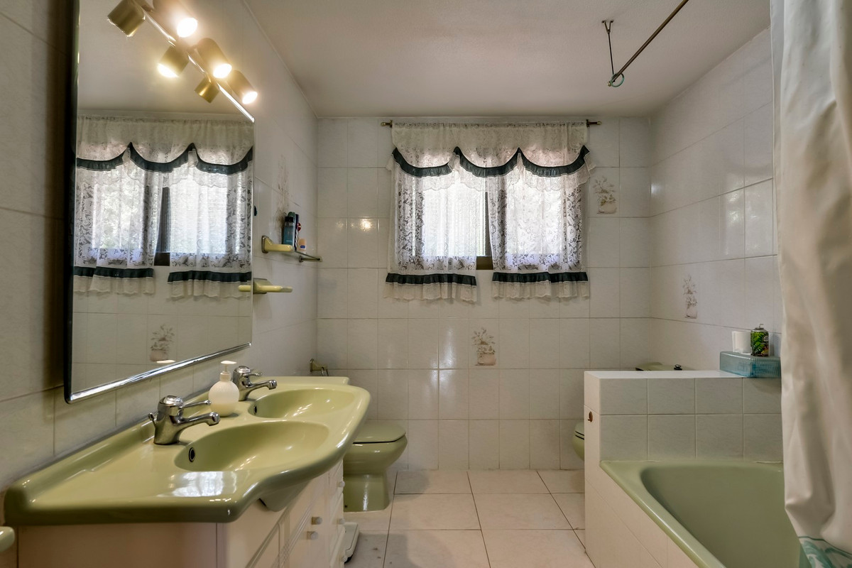 6 Bed Townhouse for sale in Benidorm Costa Blanca, Alicante, Spain