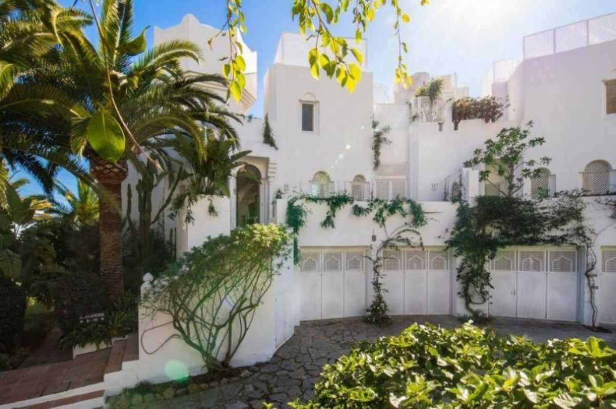 4 Bed Apartment for sale in Marbella Costa Del Sol, Málaga, Spain