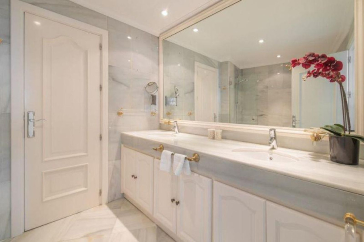 4 Bed Apartment for sale in Marbella Costa Del Sol, Málaga, Spain