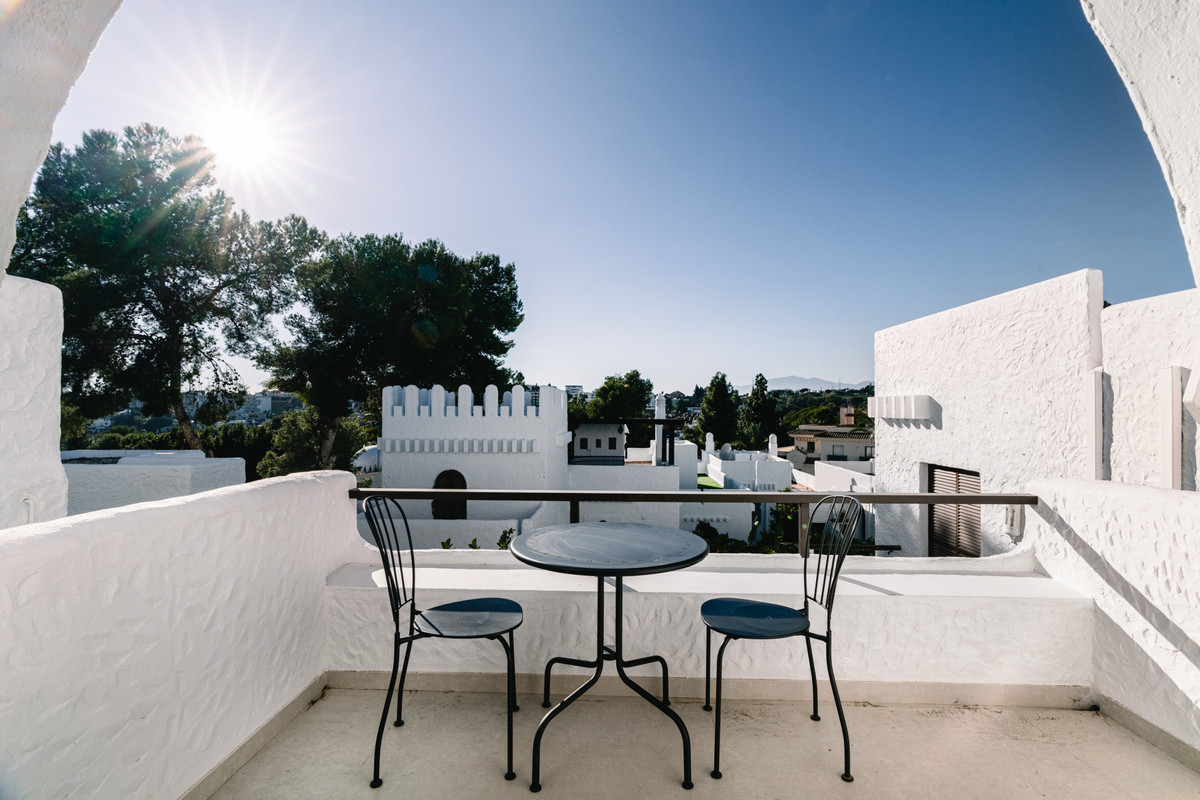 3 Bed Apartment for sale in Nueva Andalucía Costa Del Sol, Málaga, Spain