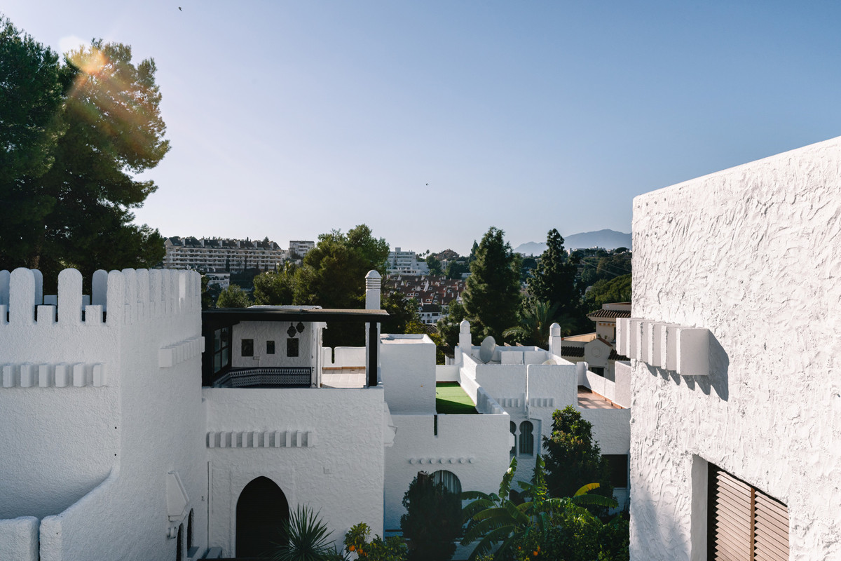 3 Bed Apartment for sale in Nueva Andalucía Costa Del Sol, Málaga, Spain