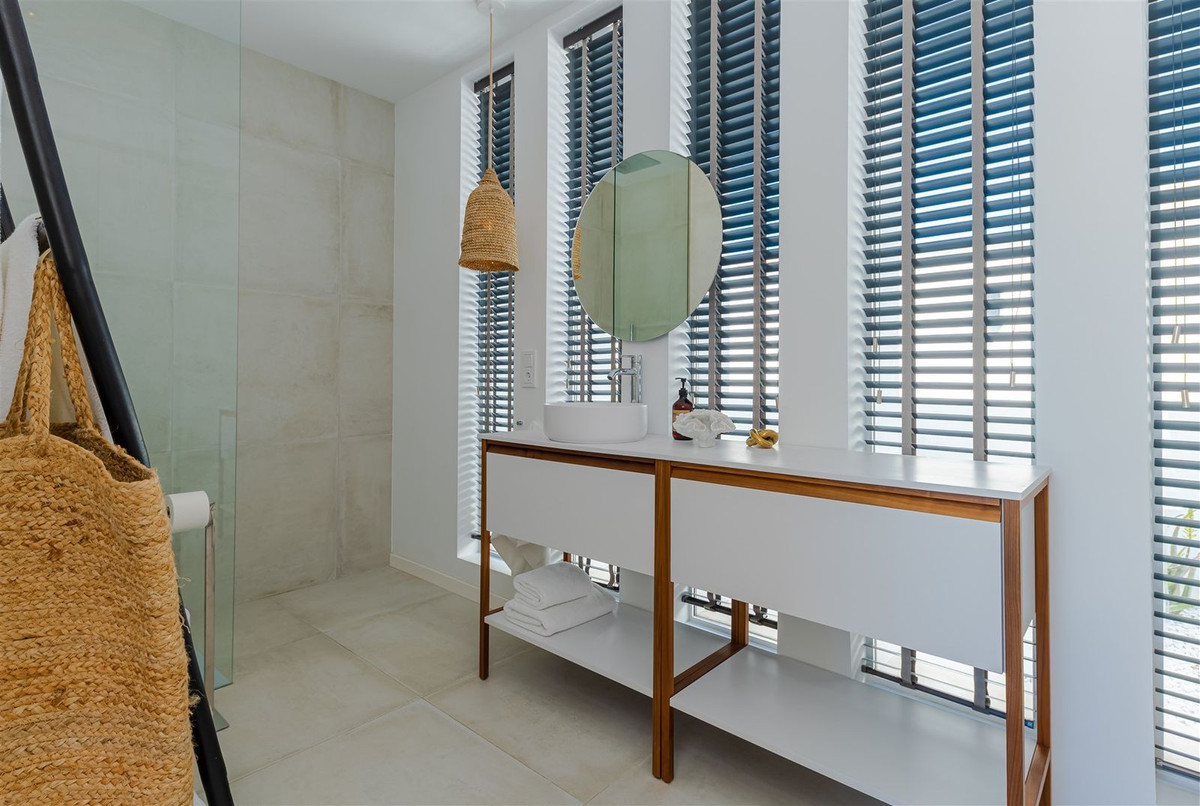 Se vende Villa - Chalet de 9 dormitorios en Costa Del Sol, Málaga, España