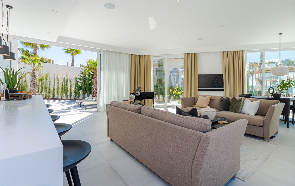 Se vende Villa - Chalet de 9 dormitorios en Costa Del Sol, Málaga, España