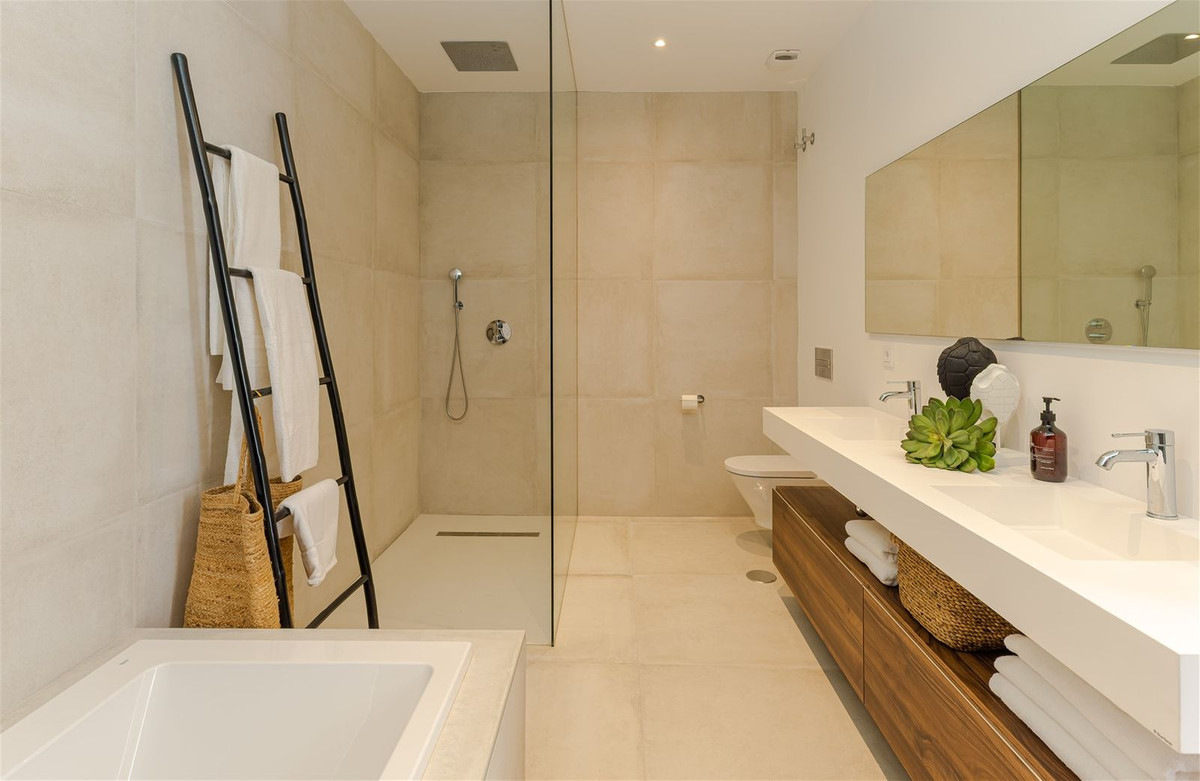 Se vende Villa - Chalet de 9 dormitorios en Costa Del Sol, Málaga, España