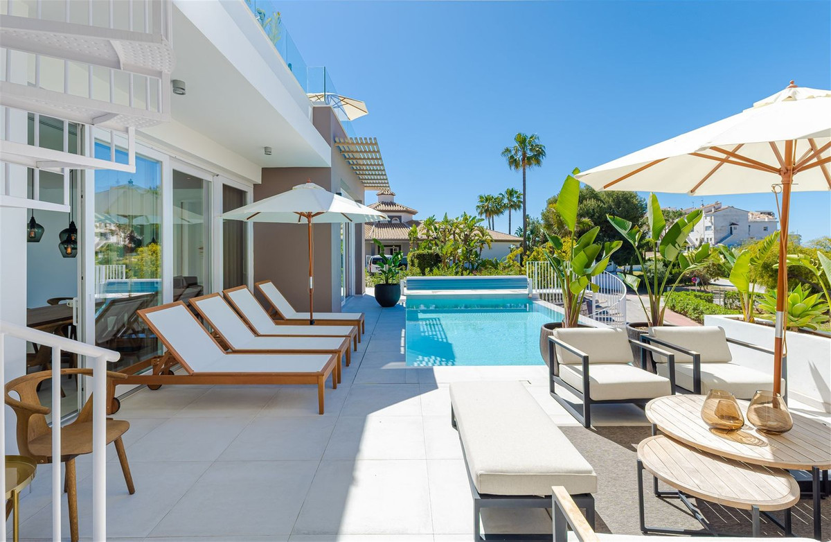 Se vende Villa - Chalet de 9 dormitorios en Costa Del Sol, Málaga, España