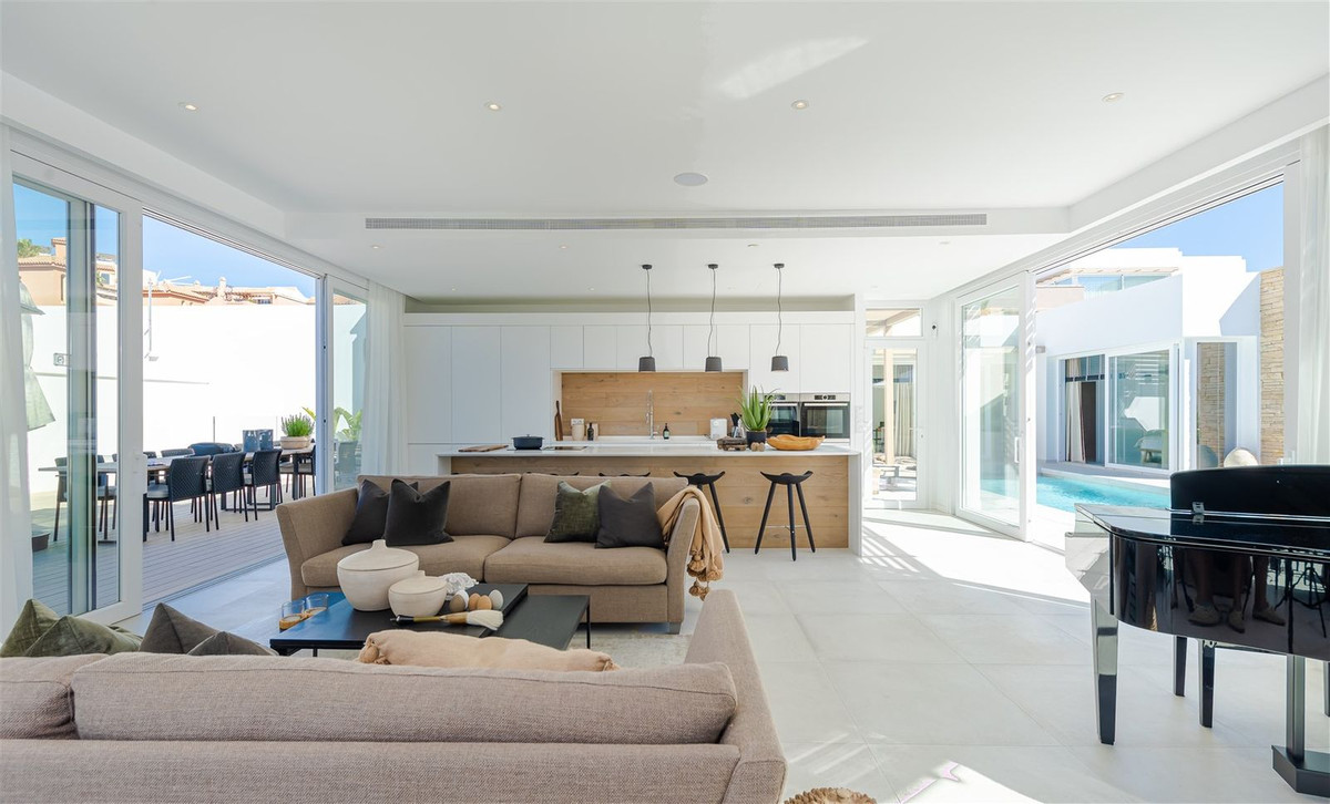 Se vende Villa - Chalet de 9 dormitorios en Costa Del Sol, Málaga, España