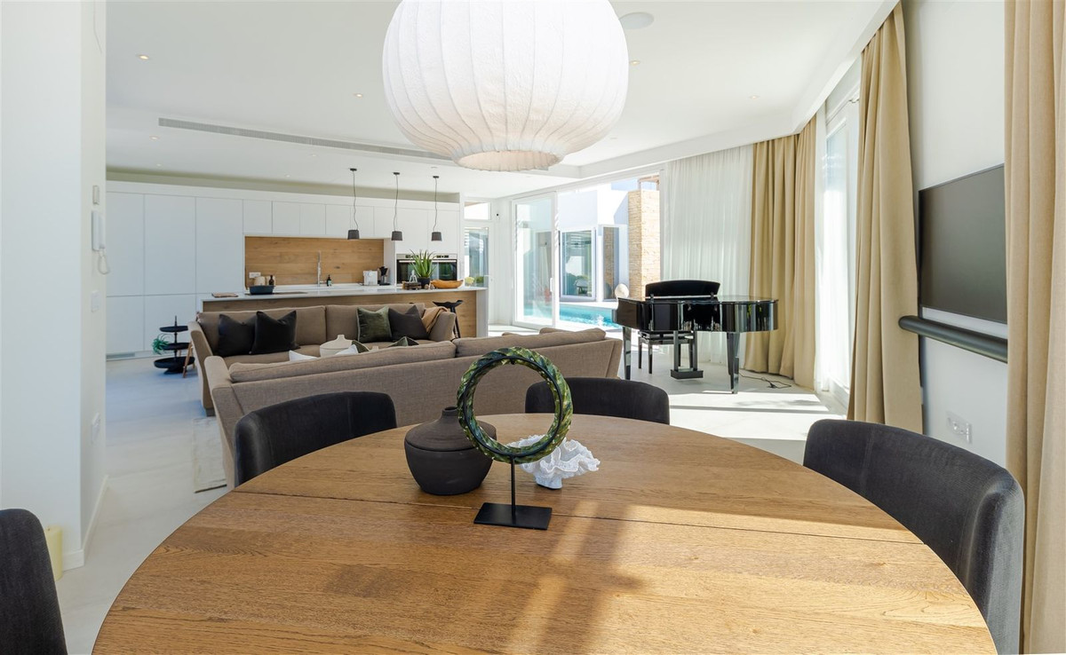 Se vende Villa - Chalet de 9 dormitorios en Costa Del Sol, Málaga, España
