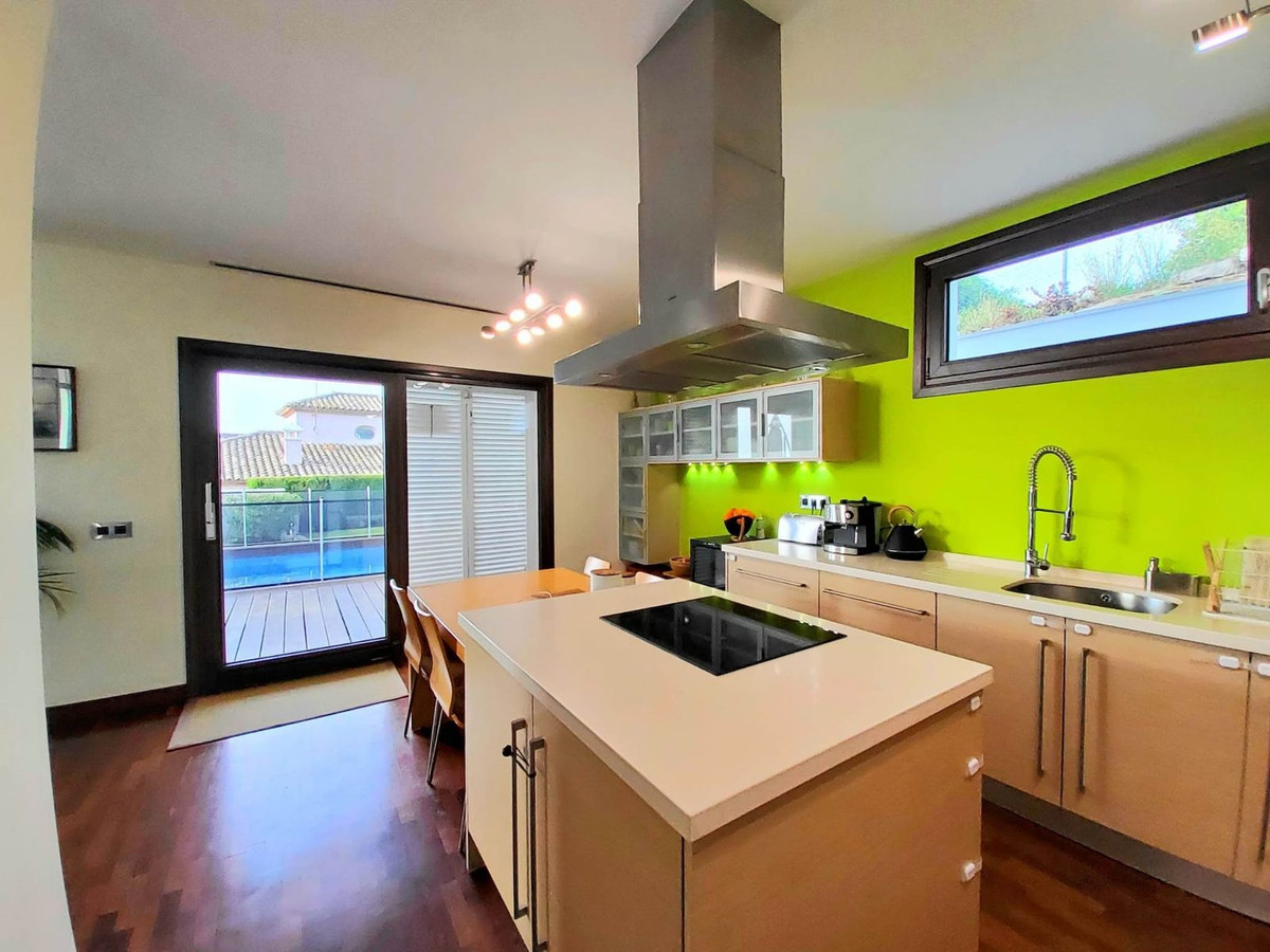 Se vende Villa - Chalet de 4 dormitorios en Costa Del Sol, Cadiz, España
