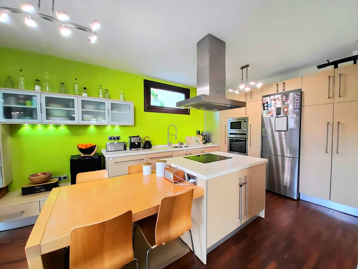 Se vende Villa - Chalet de 4 dormitorios en Costa Del Sol, Cadiz, España