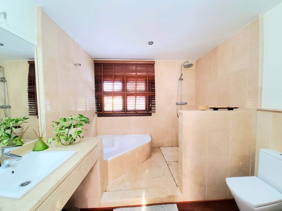 Se vende Villa - Chalet de 4 dormitorios en Costa Del Sol, Cadiz, España