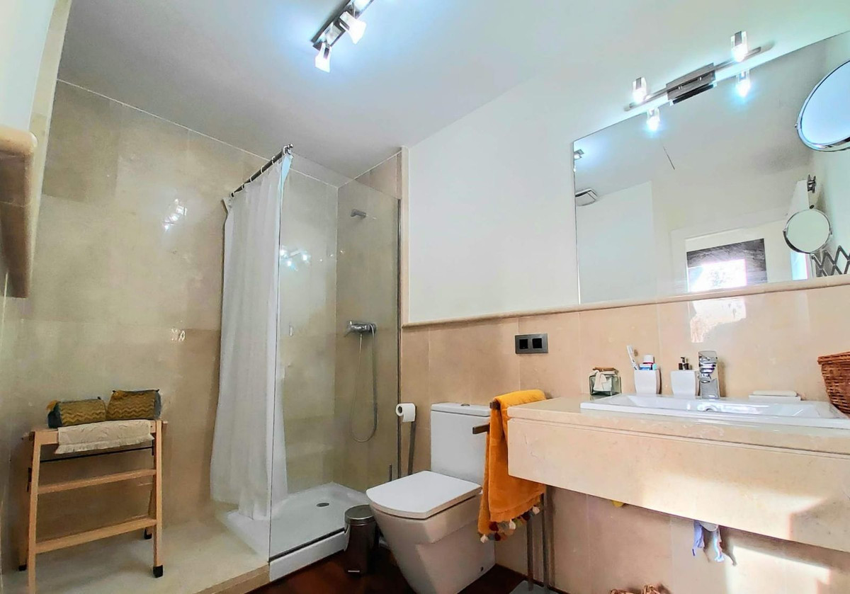 Se vende Villa - Chalet de 4 dormitorios en Costa Del Sol, Cadiz, España