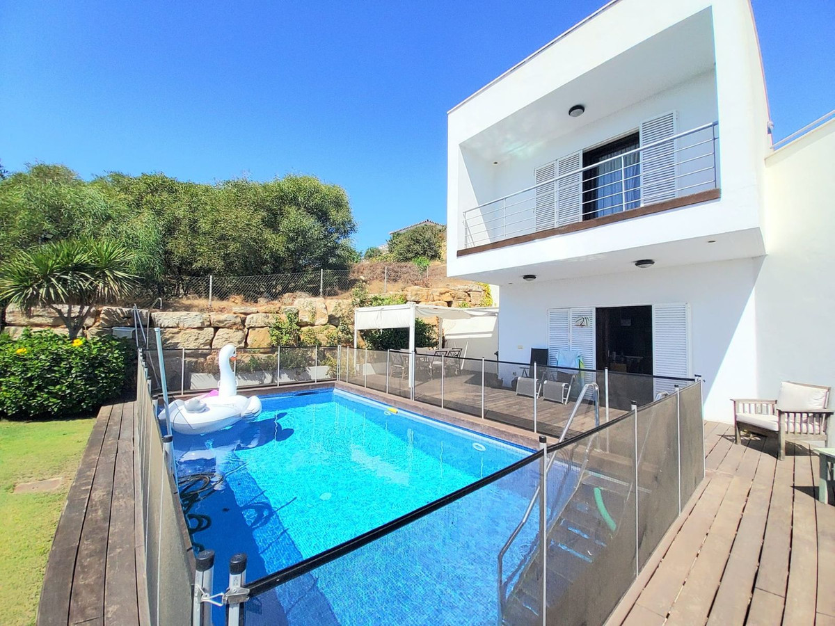 Se vende Villa - Chalet de 4 dormitorios en Costa Del Sol, Cadiz, España