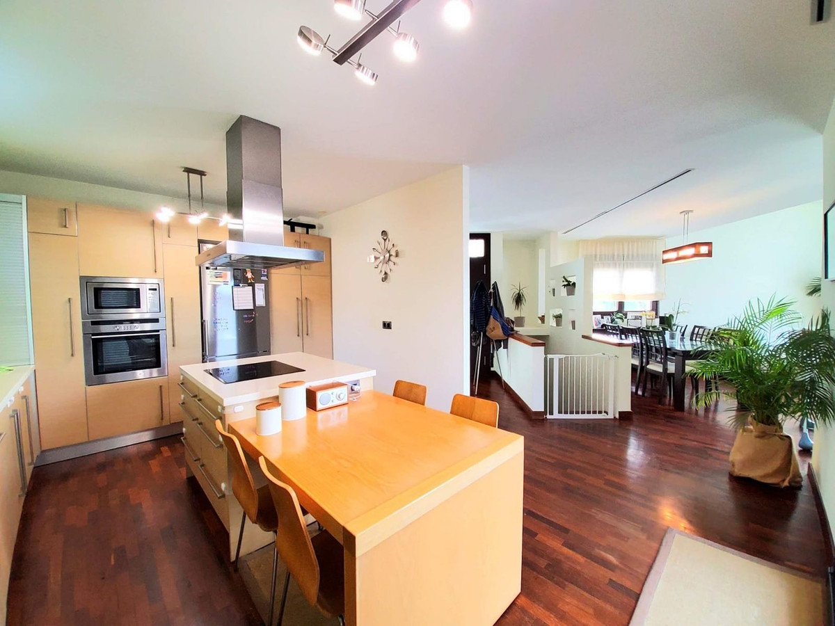 Se vende Villa - Chalet de 4 dormitorios en Costa Del Sol, Cadiz, España