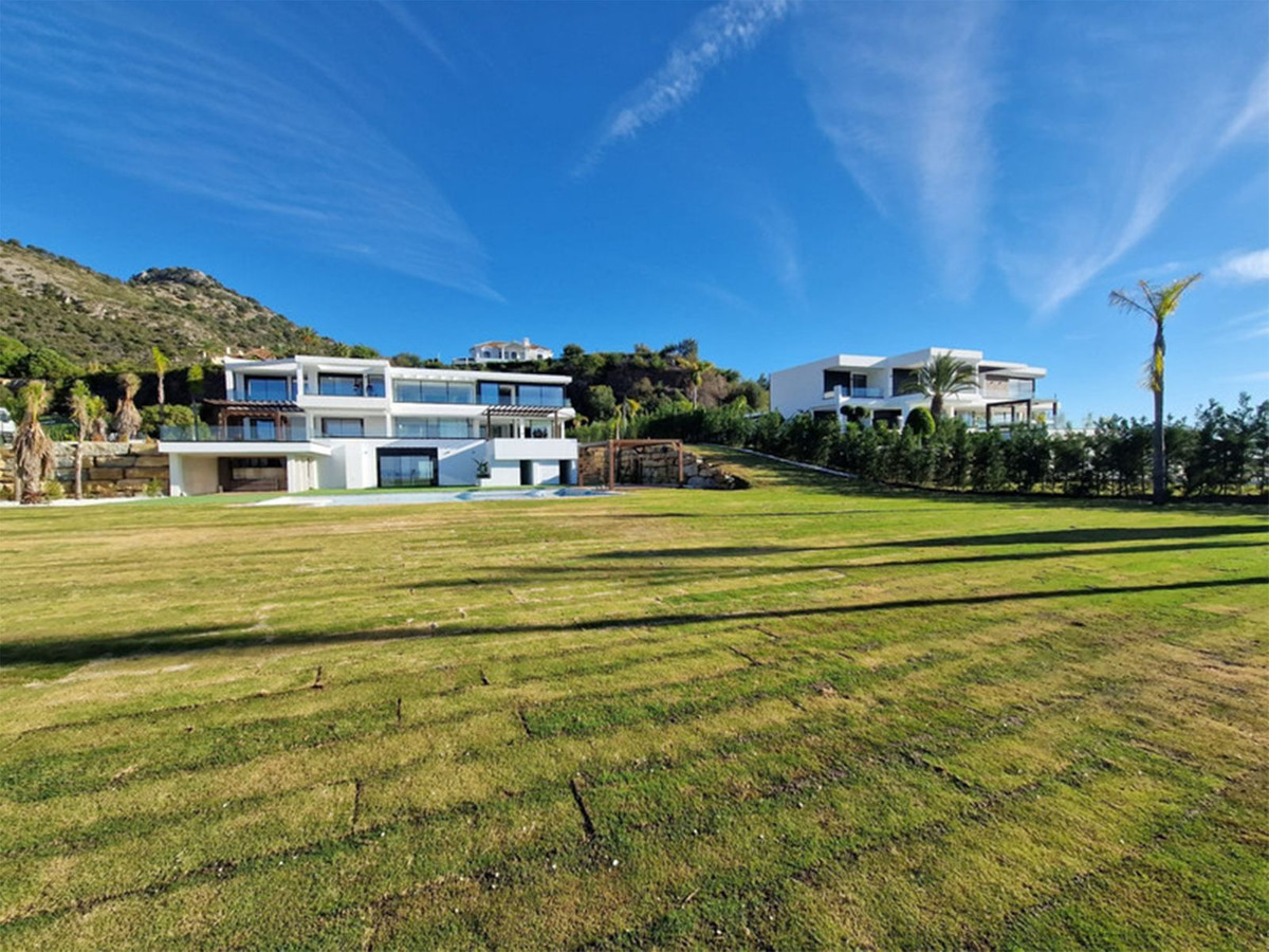 5 Bed Townhouse for sale in Benahavís Costa Del Sol, Málaga, Spain